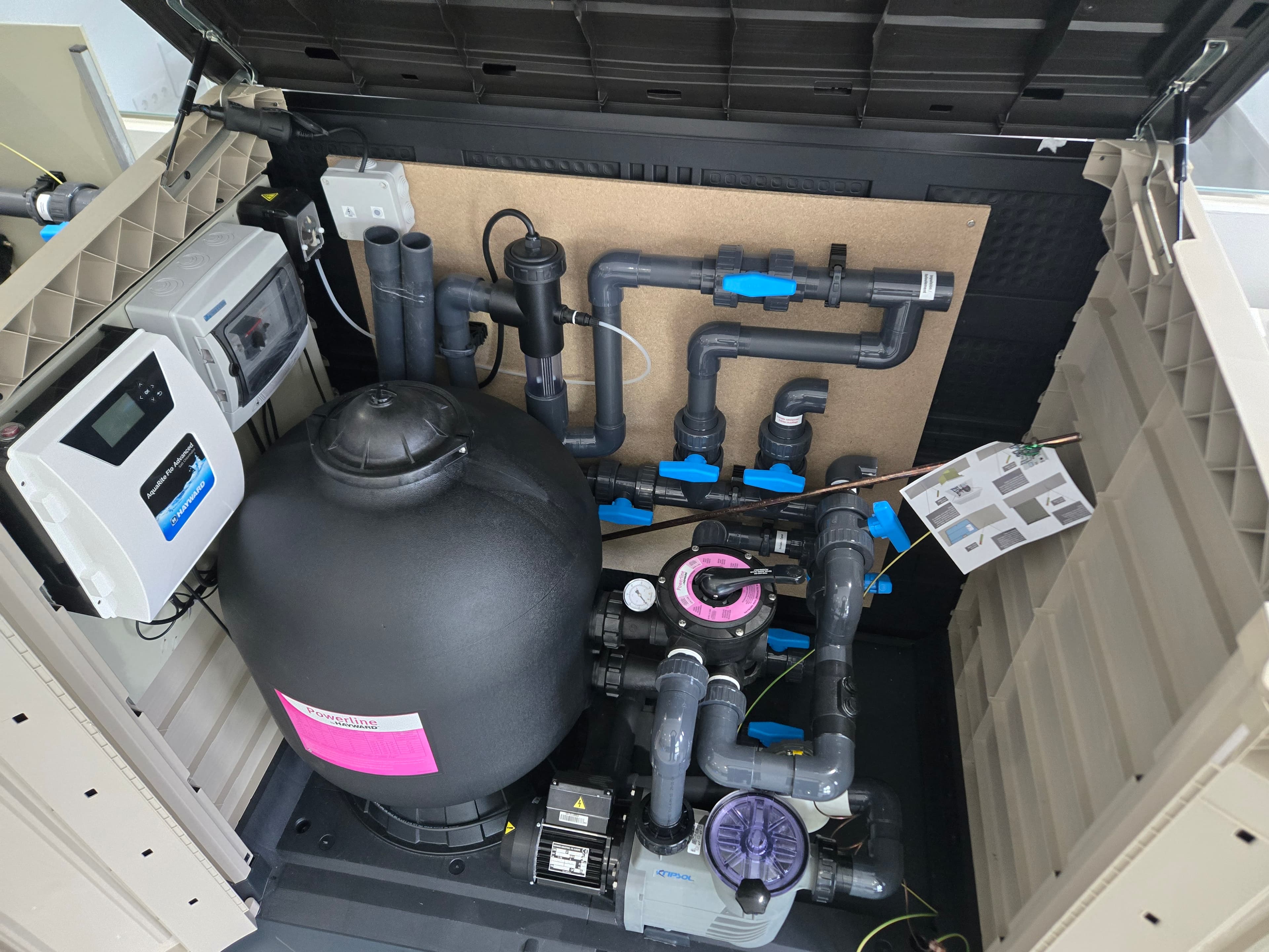 Local Technique Hors Sol PVC Filtre Cartouche et Electrolyseur au Sel